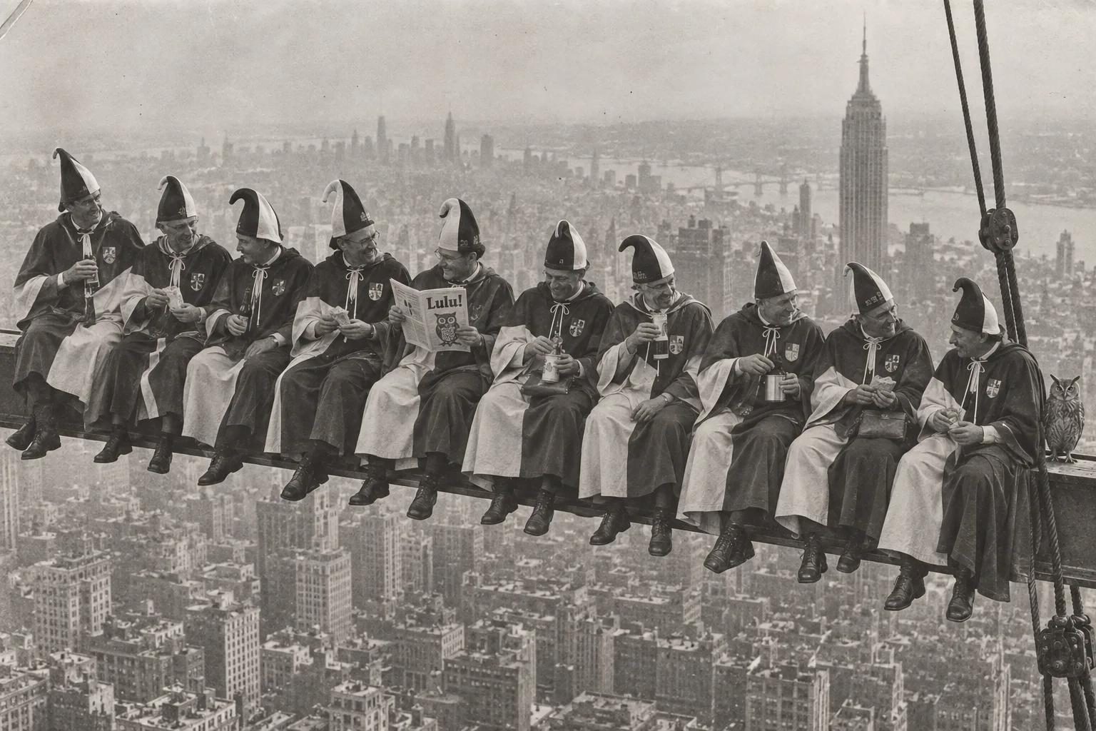 KI-generierte Satire-Illustration: Zehn Männer in Umhängen und Zipfelkappen sitzen auf einem Stahlträger hoch über Manhattan, einer liest eine Zeitung mit Uhu, am Ende sitzt ein echter Uhu